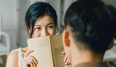 男生内向老实不会找女朋友怎么办?对女生主动一点